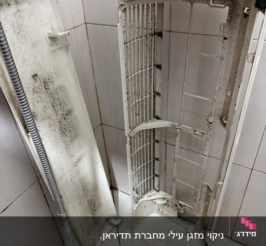 חלקי מזגן מפורקים לניקוי והתקנה מחדש